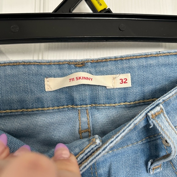 Light Wash 711 Skinny Levi’s Jeans - Picture 3 of 4